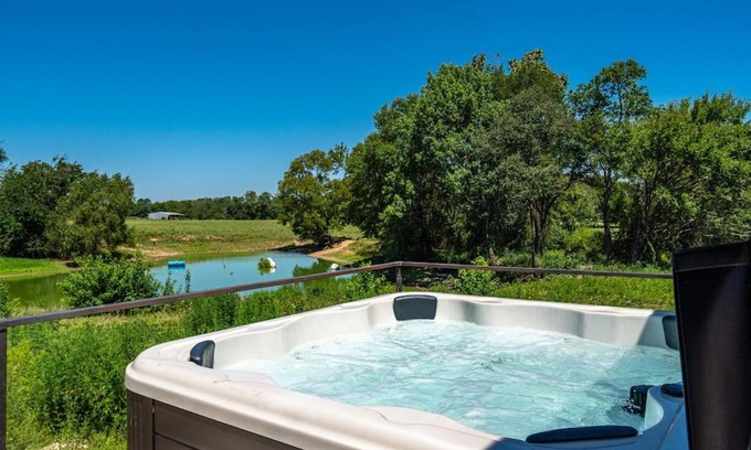 Hot Springs House | Cozy Mtn View Cottage w/Hot Tub