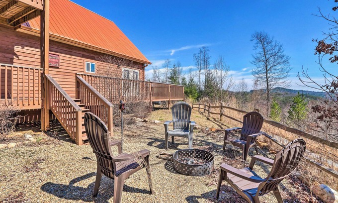 Unaka Cabin | Cozy Murphy Cabin Rental w/Mountain Views!