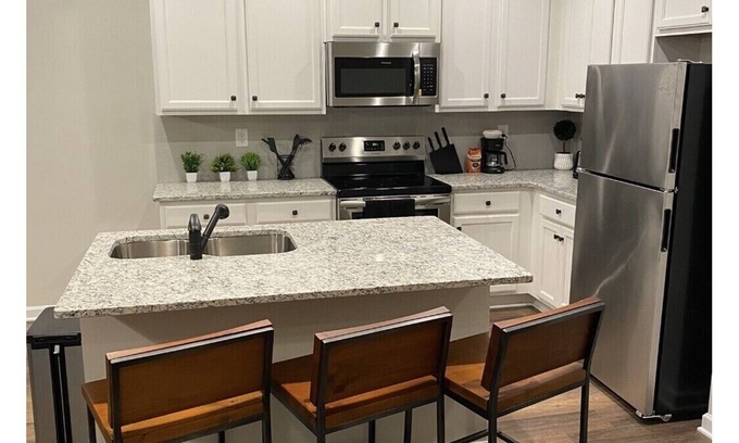Riverdale House | *COZY New Home/Near AIRPORT/Quiet Neighborhood/Free Parking
