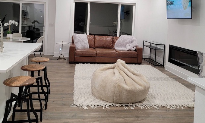 Waukee House | Cozy New Townhome - W/Fireplace Quiet Neighbors