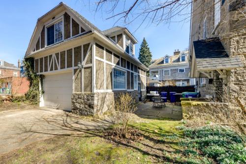 Downtown Niagara Falls House | Cozy Niagara Falls Cottage with Gas Grill and Patio!