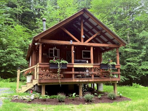 East Arlington House | Cozy Off-Grid Cabin Nestled in the Trees in Sunderland, Vermont