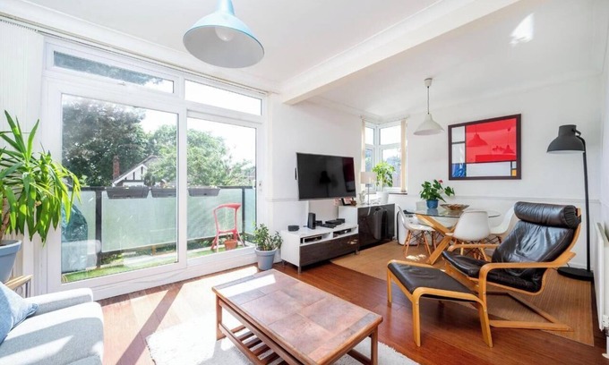 Copers Cope Apartment | Cozy One-Bedroom Flat in Bromley