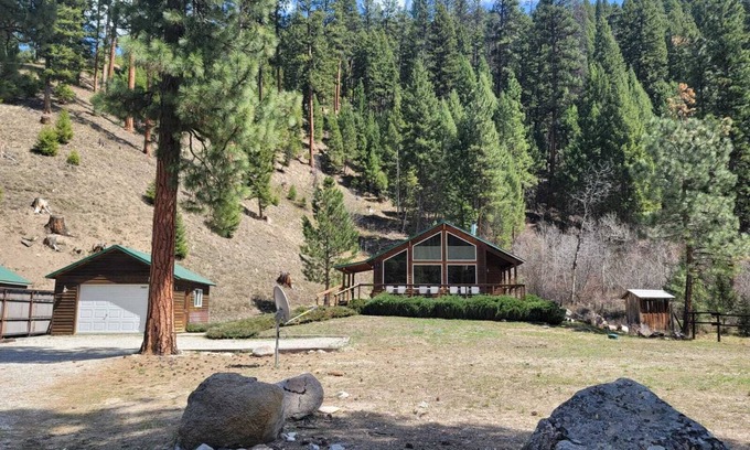 Darby Cabin | Cozy & Peaceful Painted Rocks Lake Cabin w/Hot Tub adjacent to West Fork River
