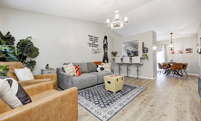 Westfield House | Cozy Pet Friendly Ranch 2 miles to Grand Park | Firepit, King Bed & Games!
