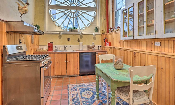Spruce Hill House | Cozy Philadelphia Townhome: Walk to UPenn!