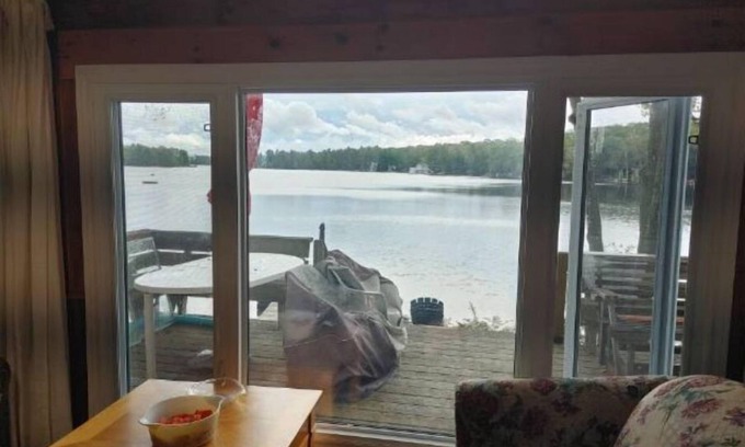 Muskoka Lakes House | Cozy Pine Waterfront Cottage, the lake is at your doorstep