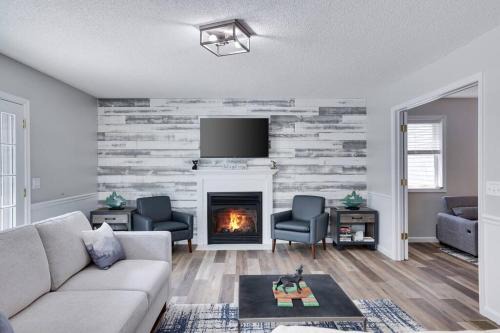 Tobyhanna House | Cozy Poconos Retreat Hot tub, Game room and igloo