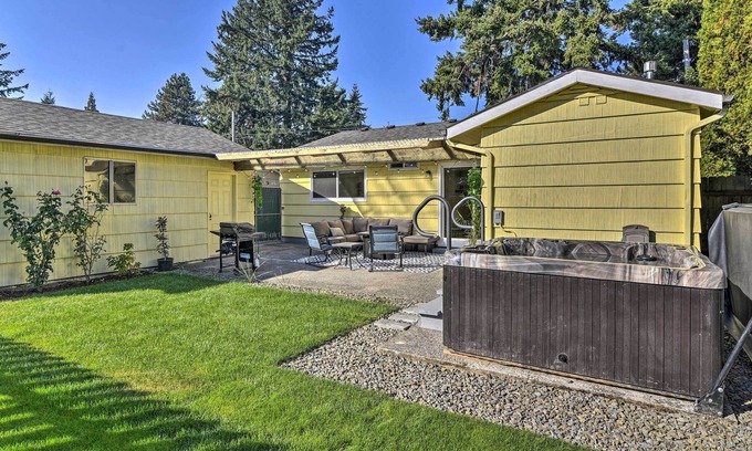 Carver House | Cozy Portland Getaway w/ Private Hot Tub!