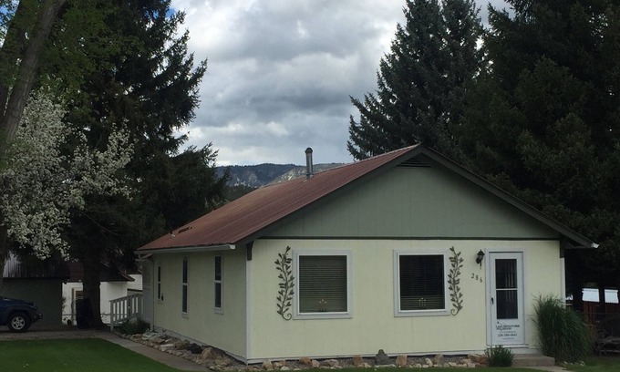 Lava Hot Springs House | Cozy Private Candlelight Cottage on Main Street in Lava Hot Springs