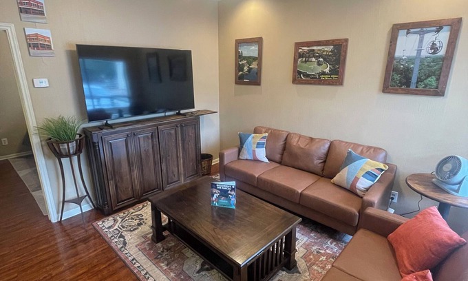 Dunbar Condo | Cozy Private Condo in the Heart of Downtown San Marcos! Community Pool!