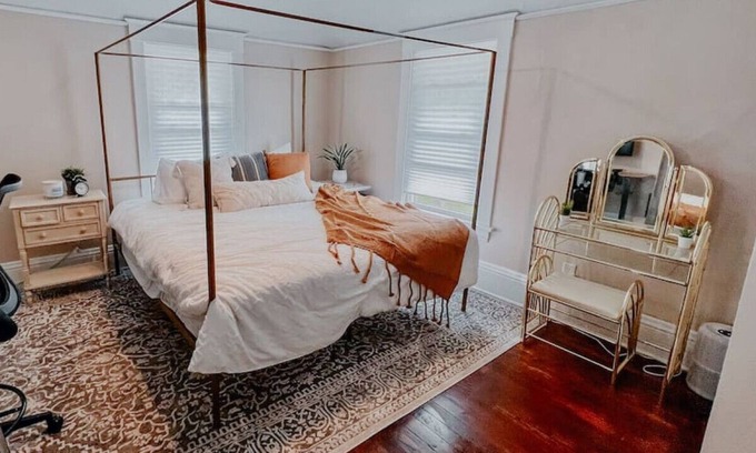 Kalamazoo House | Cozy private KING bed, close to downtown, airport, free parking