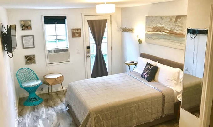 Lower Greenville House | Cozy Private Studio - near SMU w Private Parking