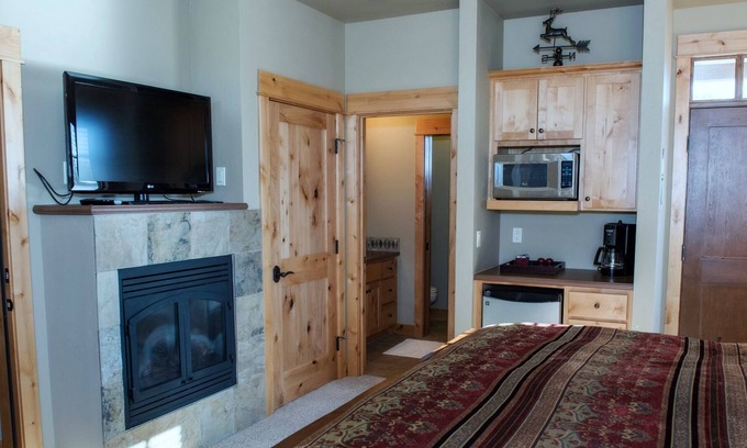 Powell Butte House | Cozy Private Suite with a Hot Tub