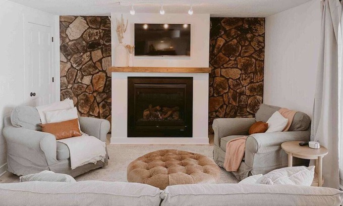 Hudson Apartment | Cozy private unit with hot tub, sauna, gas fireplace and jacuzzi