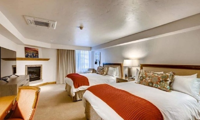 Vail Hotel | Cozy QQ room at Gravity Haus in the heart of Vail Village - walk to ski lifts!