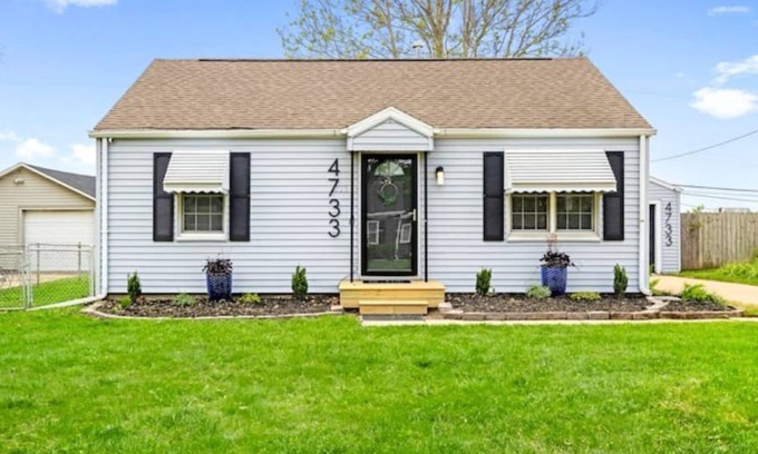 Peoria House | Cozy Quarters! Great Location!