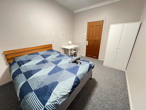 Pendle Hill House | Cozy Queen Room Close to Shops and Station - PH4