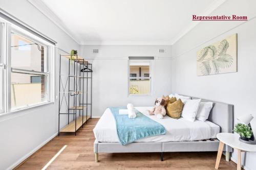 Narwee House | Cozy Queen Room in Narwee - Next to Stations & Shops - Shared Bathroom