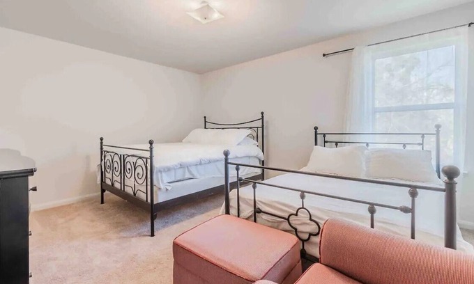 Dallas House | Cozy Queen Room with Full Kitchen, Washer&Dryer & Unlimited free Parking