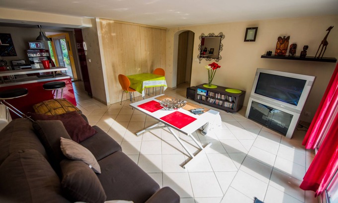 Pertuis Apartment | Cozy, quiet apartment in property at the foot of the luberon (70 m2) + pool