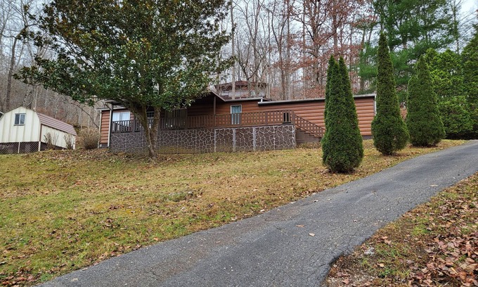 Speedwell House | Cozy, quiet home with a 1 minute walk to Blue Springs Boat Dock Marina