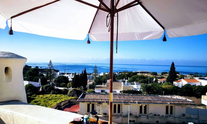 Vale de Covo Apartment | cozy, quiet, sunny apartment. Common terrace with sea view.
