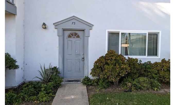 Tustin House | Cozy & Quiet Townhome | Central OC | Holiday Home