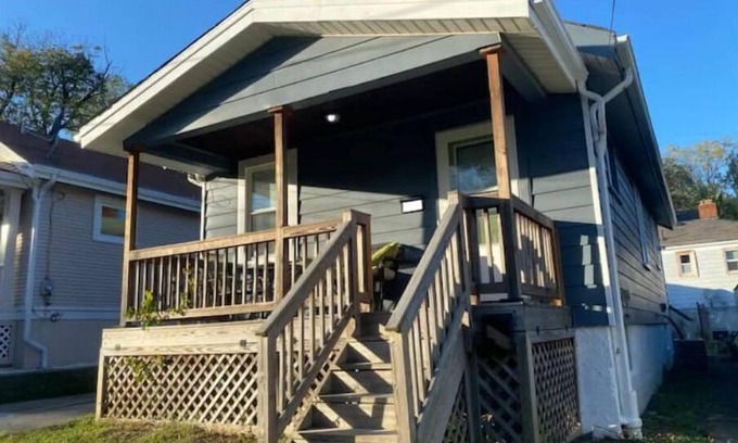 Roselawn Finance House | Cozy Ranch House Close to Everything.