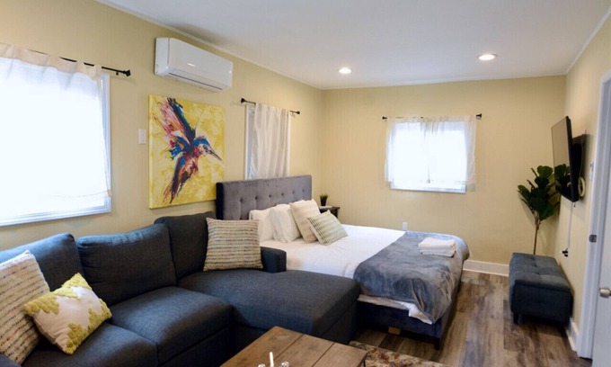 El Monte House | Cozy Rear Nook with Gazebo Pet friendly Tesla Charger A few minutes from the Airport