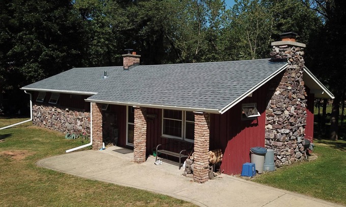 Leland Cabin | Cozy Redstone Cottage on WI River- pets welcome!