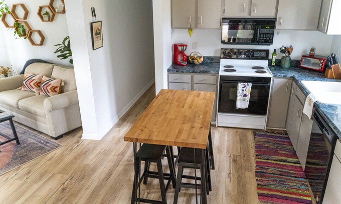 Brevard House | Cozy Relaxing Escape w/Fire Pit - Dog Friendly - 7 minutes to Downtown Brevard