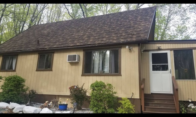 East Stroudsburg Cabin | Cozy relaxing cabin in energizing area of woods. — 5 minute walk from the river!