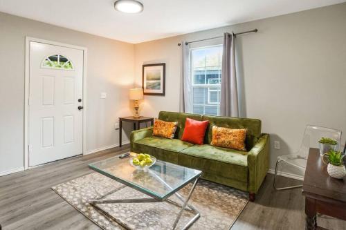 Washington Ave./ Memorial Park House | Cozy Remodeled 2 BD Heights Bungalow