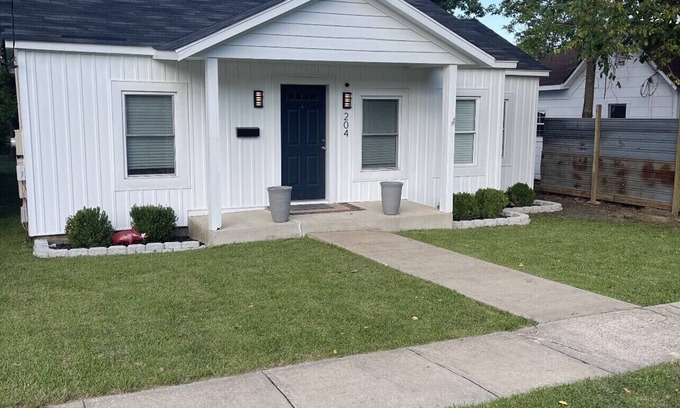 Mena Cottage | Cozy remodeled house 3 blocks from downtown.