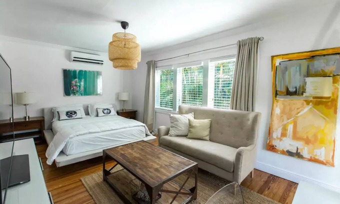 Granada Villa | Cozy Remodeled Private Guest House