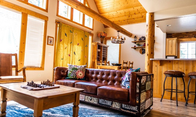 Klamath Falls Ski Chalet | Cozy renovated Running Y Chalet w Deck, Grill, Hot tub & Resort amenities.