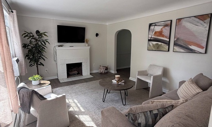 Ann Arbor House | Cozy Retreat 3-Bedroom Downtown Ann Arbor 3min from STADIUM