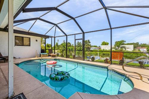 Fort Myers House | Cozy Retreat, heated pool, water canal, bikes,3 bedroom