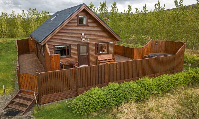 Akranes Cottage | Cozy Retreat Home with Jacuzzi