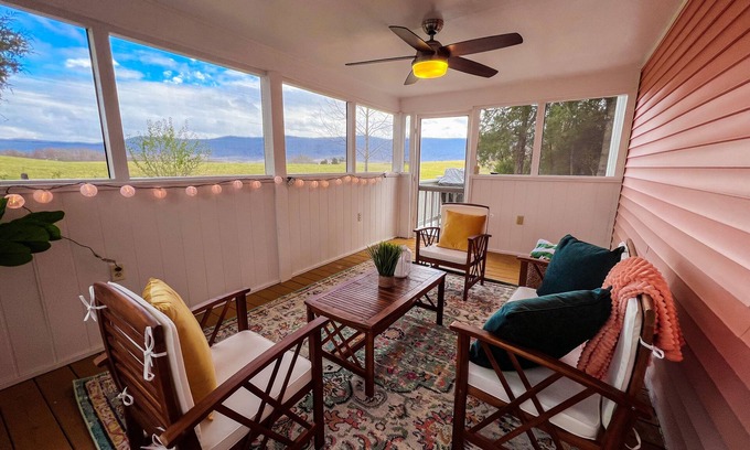 Fort Valley Cottage | Cozy Retreat - Hot tub + Mountain Views + Pets