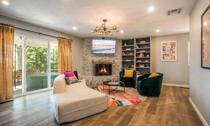 Albuquerque House | Cozy Retreat w Hot Tub, Fireplace, King Bd, Games, BBQ, Near I-40+Sandia+Airport