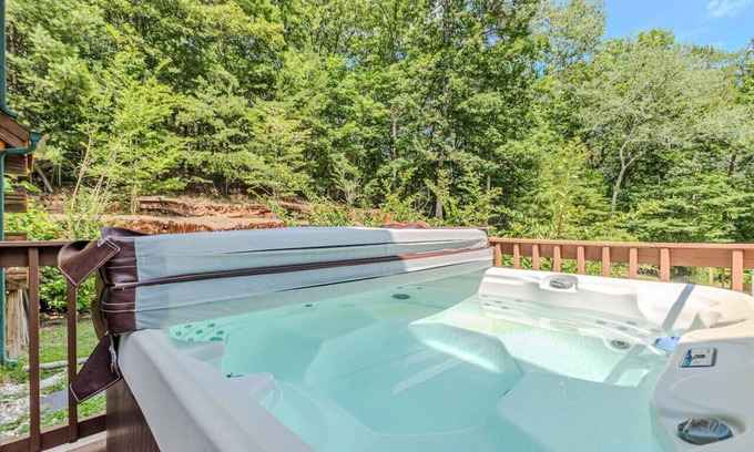 Dahlonega House | Cozy Retreat with a Hot Tub!