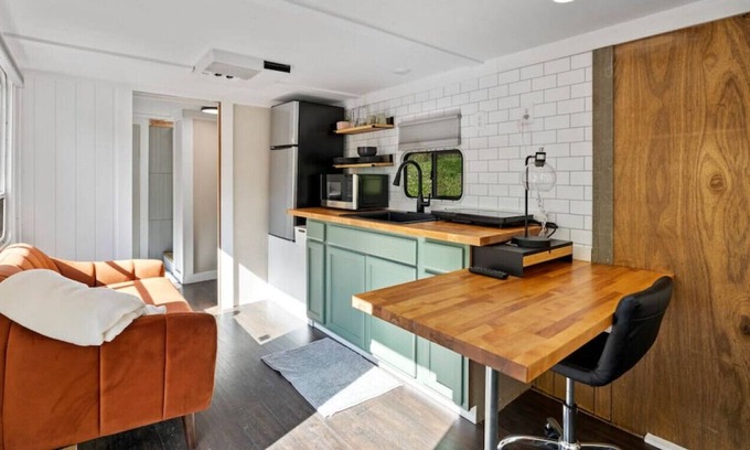 Marshall House | Cozy Retro Glamper | 20 mins to Asheville & great hiking