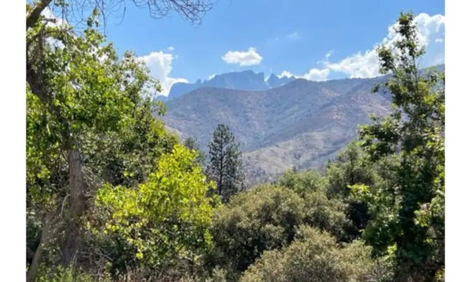 Three Rivers House | Cozy River Retreat/Getaway - 10 min from Sequoia National Park