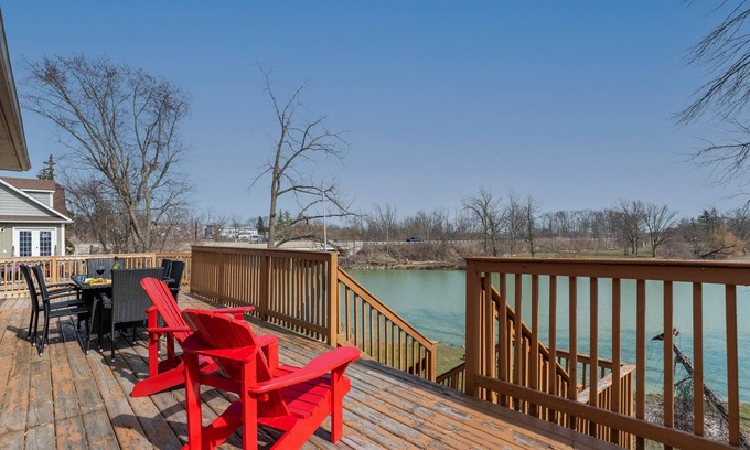Wellandport Cottage | Cozy Riverside Retreat★Pet Friendly★Sauna★King Bed