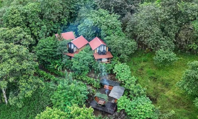 Monterrey Cabin | Cozy romantic cabin near La Fortuna and Arenal Volcano with WiFi, AC, Jacuzzi