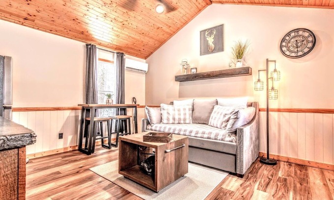 Wisconsin Dells Cabin | Cozy Romantic Getaway - Cabin on WI River in Wisconsin Dells