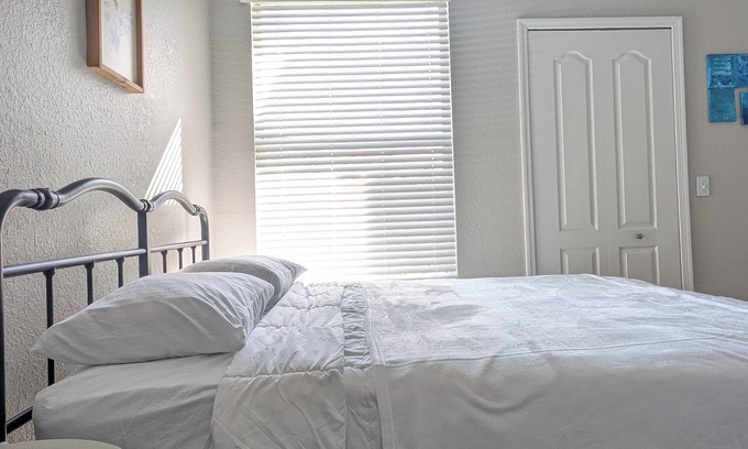 Metro West Apartment | Cozy Room Close to Universal