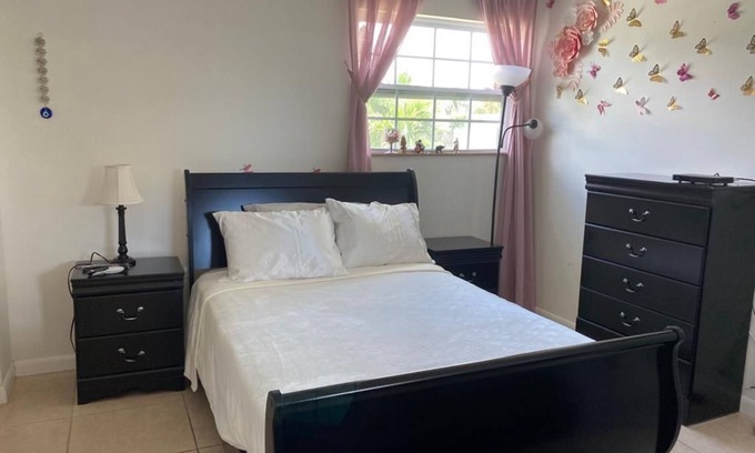 West Park House | Cozy Room in Lakefront Home - West Park